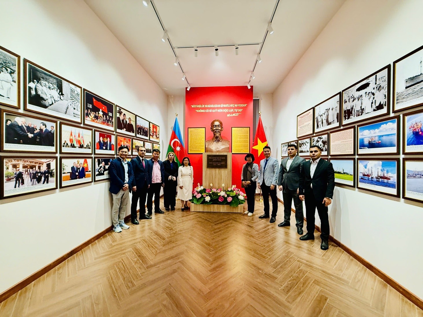 Đại diện Petrovietnam cục Ngoại giao Văn hóa và UNESCO, cùng các giáo viên Nhà trường vui mừng chụp bức ảnh kỷ niệm sau khi hoàn thiện không gian lưu niệm